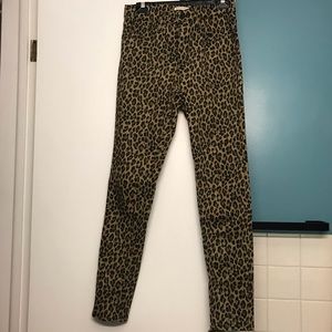 720 Levi’s Super Skinny Leopard print pants,27
